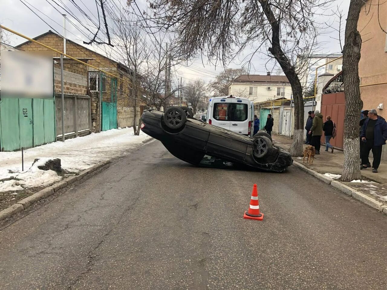 Перевернутая машина. Автомобиль на улице. Крым сейчас.