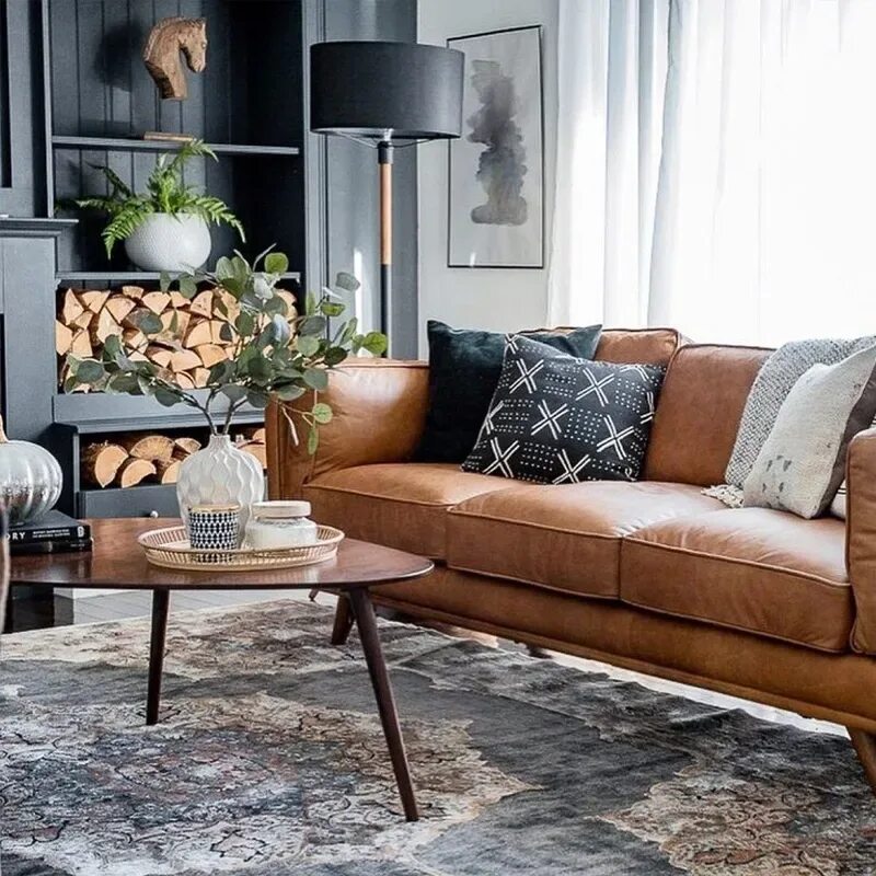 Коричневый диван в гостиной. Диван серо коричневый. Диван в интерьере гостиной. Серо коричневый диван. Серо коричневый диван.