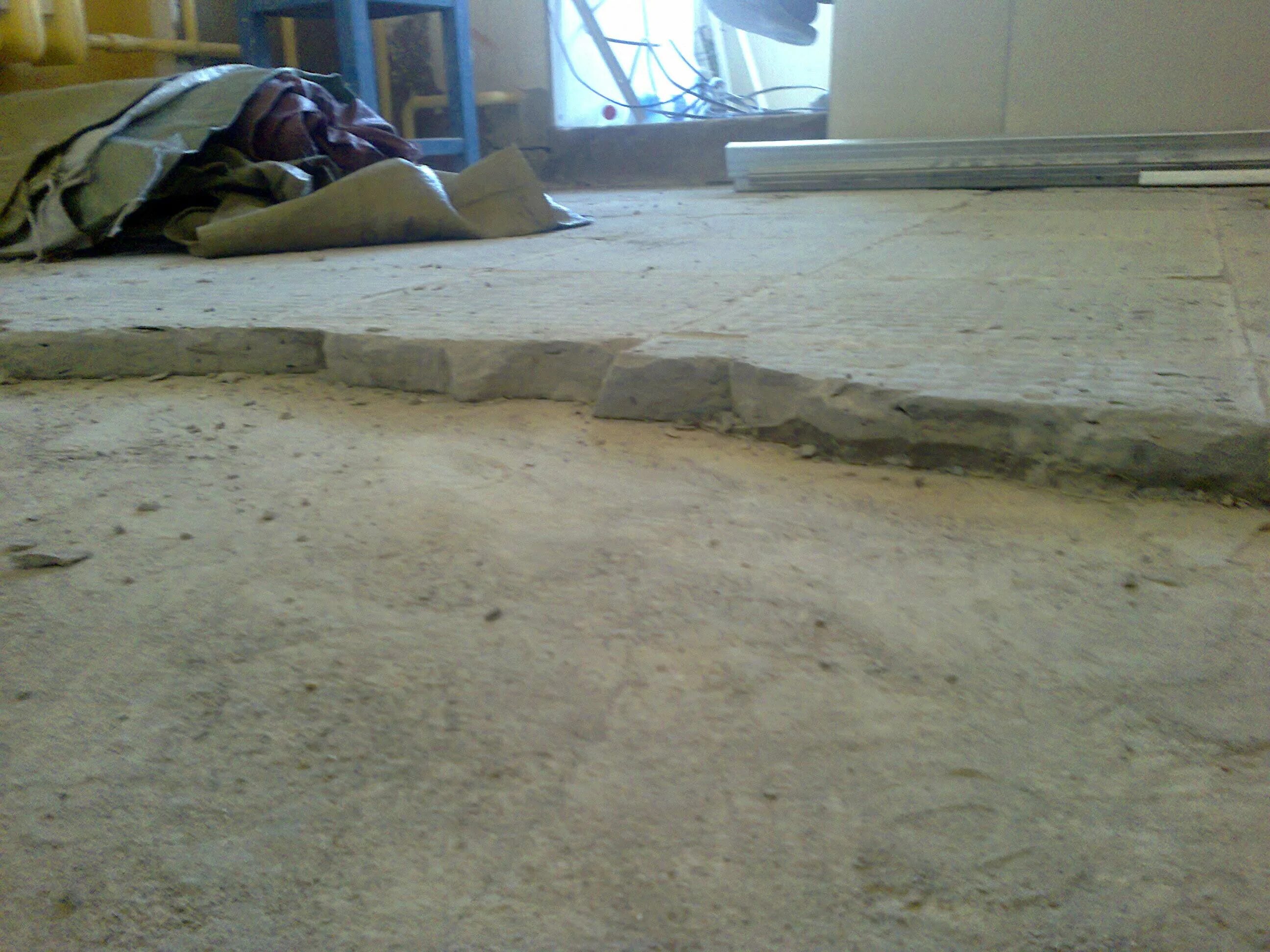 Снять стяжку пола цена. Демонтаж цементно-песчаной стяжки. Демонтаж бетонного пола толщиной 20 см. Демонтаж стяжки 30мм. Демонтаж стяжки пола 250мм.