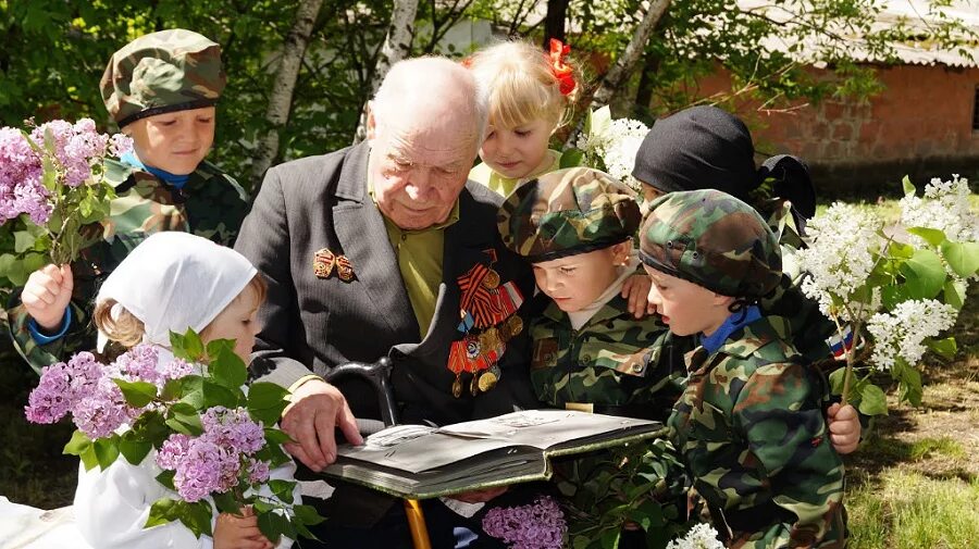 Великая память дедам. Ветераны и дети. Дети войны. Ветераны Великой Отечественной войны с детьми. Школьники и ветераны.