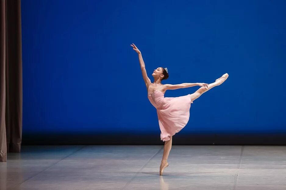 Конкурс русский балет. Лебединое озеро царицинская опера. Конкурс русский балет. Балерина арабеск. Арабеск пермь 2020.