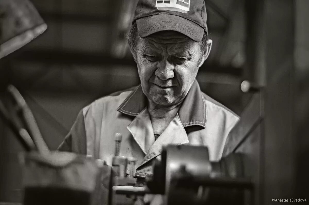 кропотливый труд. реставратор профессия. древняя греция мастер класс. резчик по дереву. вырезание по дереву.