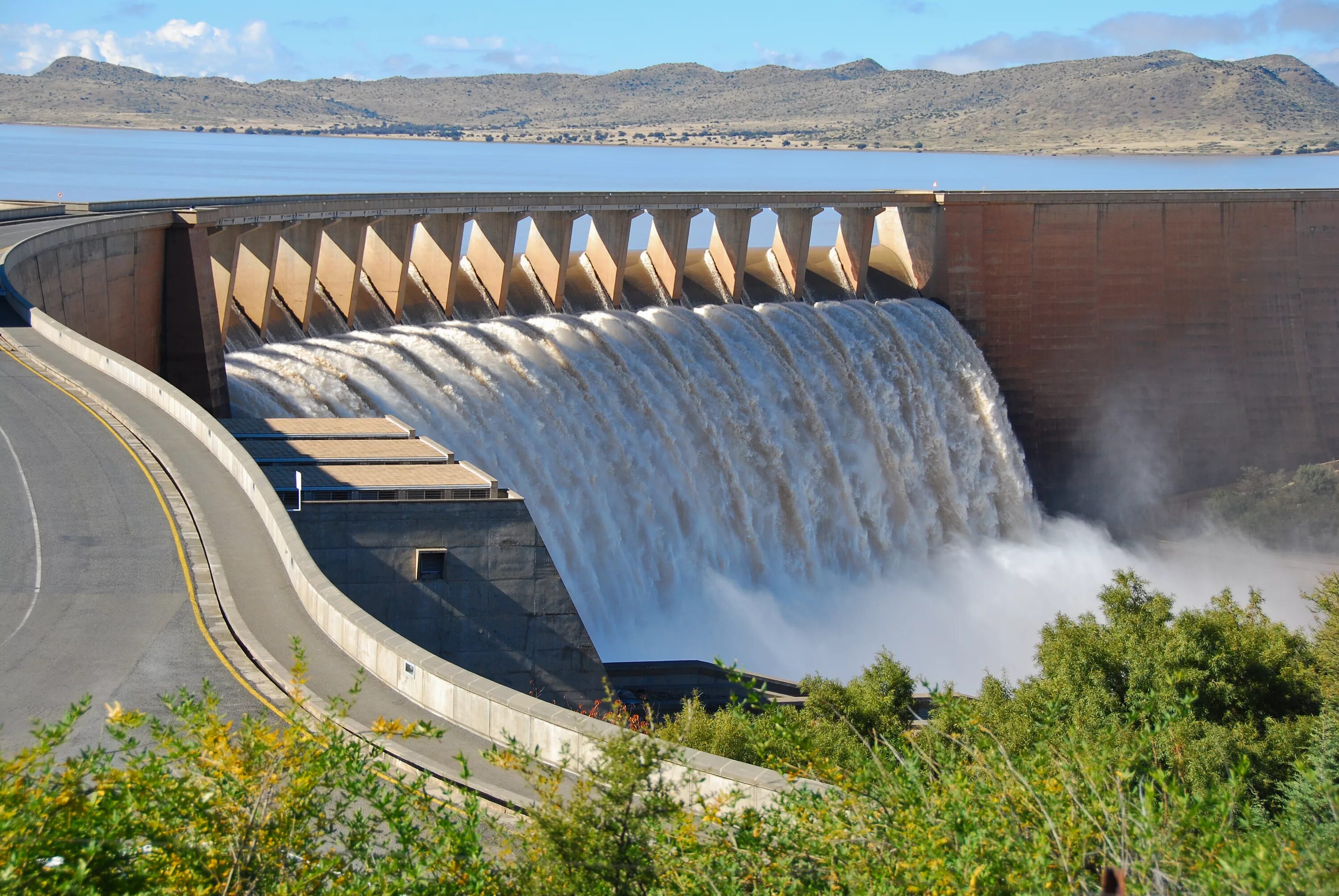 Энергия воды. Водоподпорные сооружения плотины запруды дамбы. Гидротехника дамба плотина ГЭС. Гидротехнические сооружения (плотины, дамбы). Плотина Альмендра.