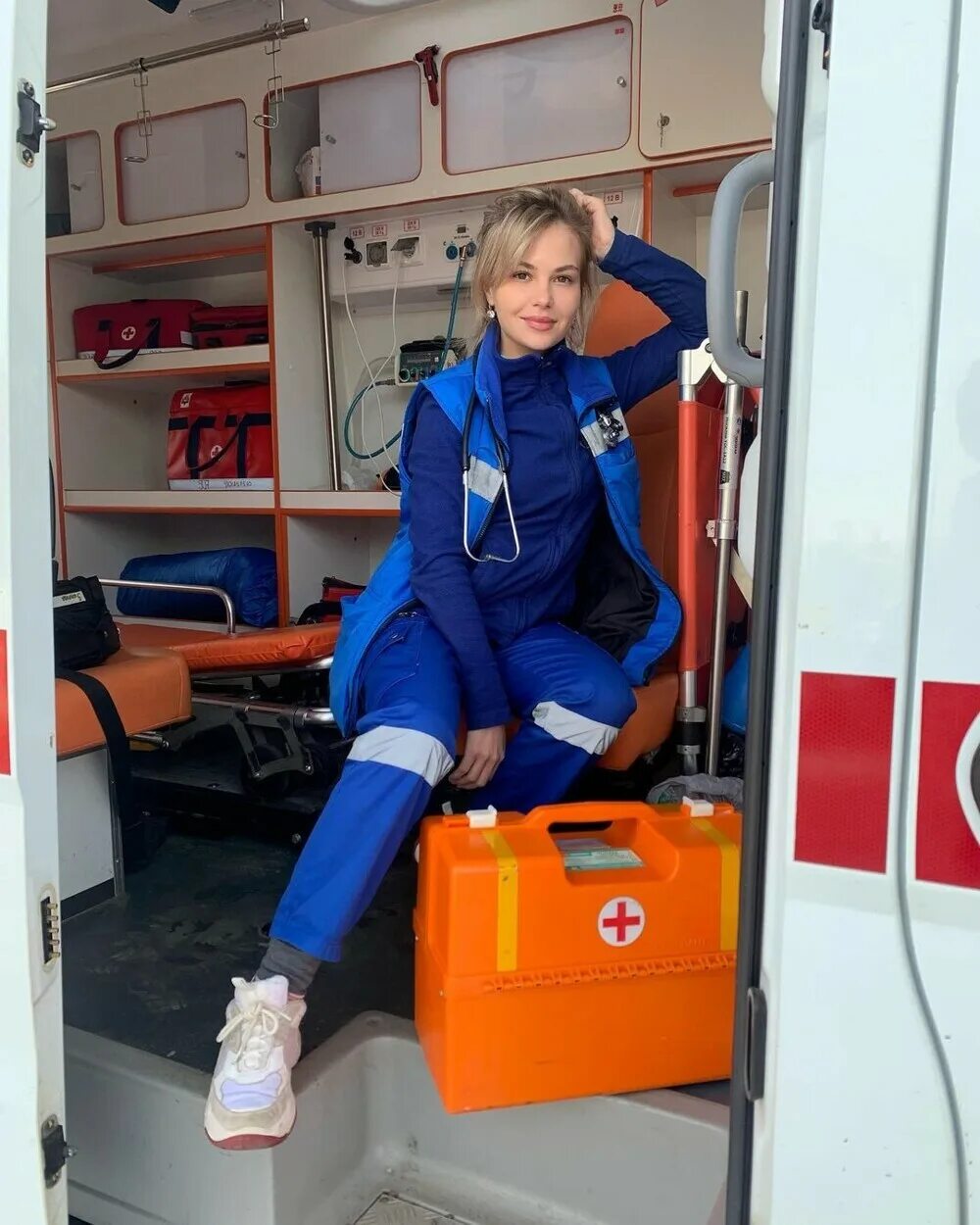 Фельдшерский кабинет скорой помощи. Врачи скорой помощи зимой. Фельдшер скорой помощи. Скорая медицинская помощь. Как стать фельдшером скорой.