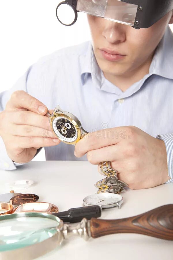 Швейцарский часовщик. Близорукий часовщик. Часовщик чинит часы. Часовой мастер. Кто чинит часы.