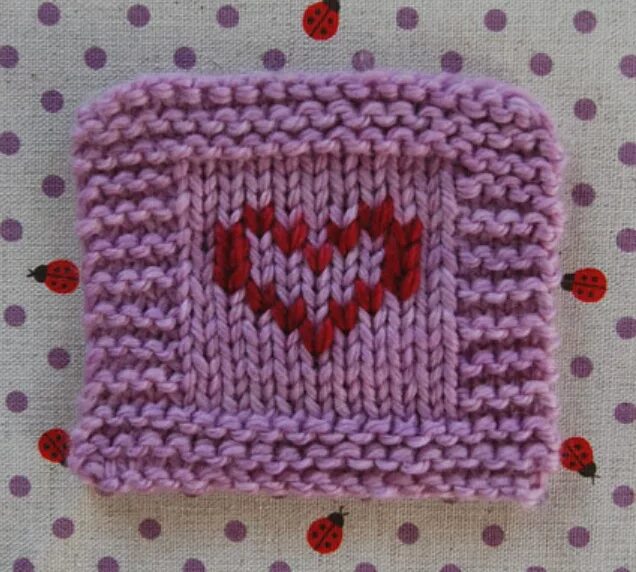 Сердечки на вязаном изделии. Сердечки на вязаном изделии. Петельная вышивка по вязаному полотну. Сердечки на вязаном изделии. Вязаные сердечки.