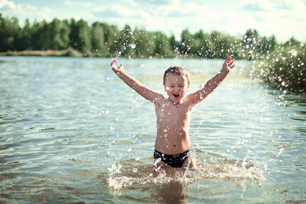 Купание на речке. Дети купаются в реке. Лето купание. Плавать в речке. Прогулка закаливание