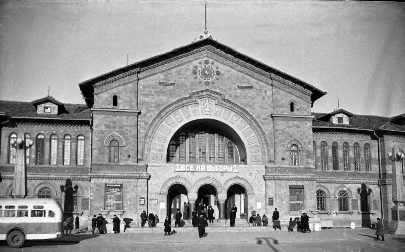 Вокзал в 1871 Кишинев. Кишинёвский Железнодорожный вокзал старое здание СССР. Кишиневский вокзал в СССР. Старый Кишинев 1950.