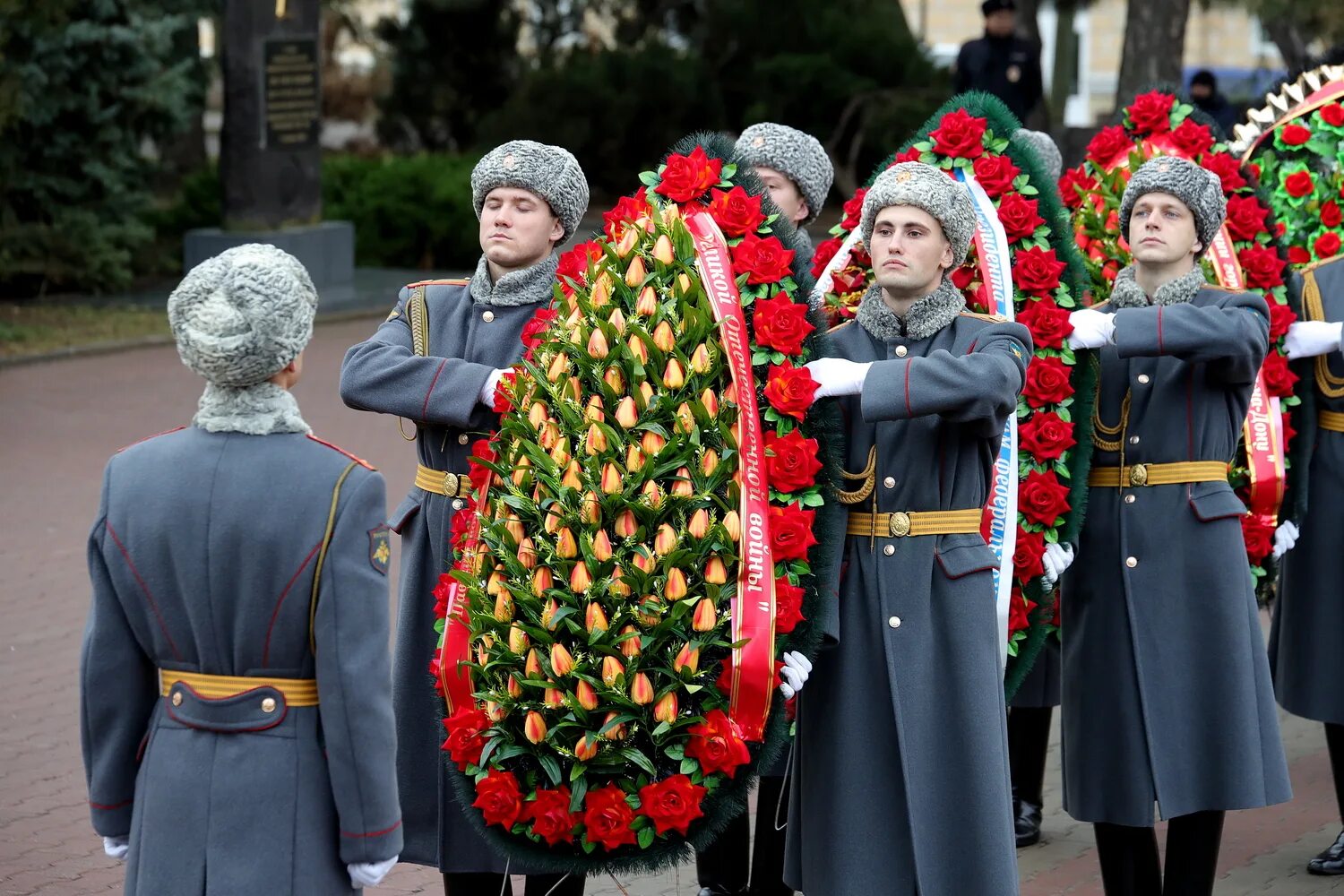 Освобождение от фашистских захватчиков ростова на дону. Возложение венков на 9 мая в Ростове на Дону. Возложение цветов в Ростове на Дону. Возлагает цветы Ростов на Дону. Освобождение Кубани Краснодар венок для возложения.