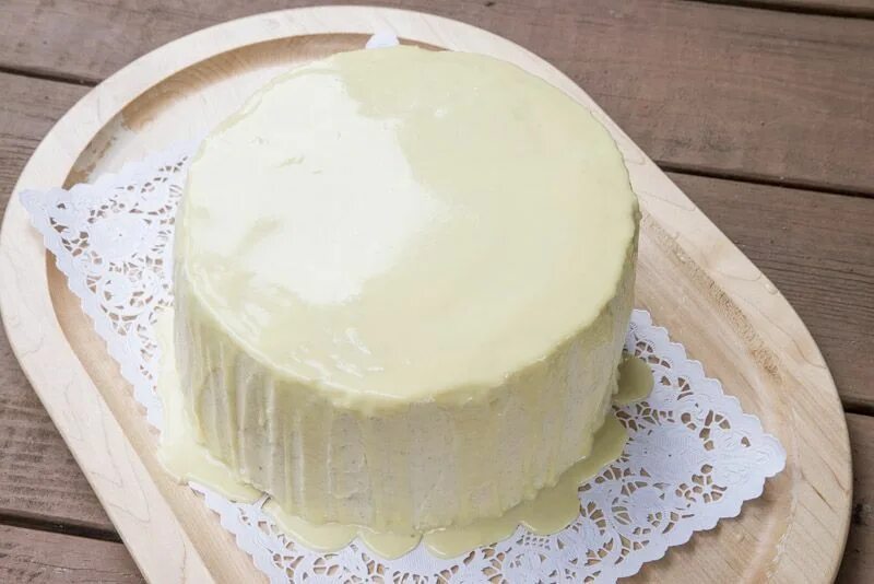 Крем ганаш на белом шоколаде для выравнивания. Крем ганаш белый. Крем ганаш на белом шоколаде. Торт белый ганаш. Ганаш на белом шоколаде для покрытия торта.