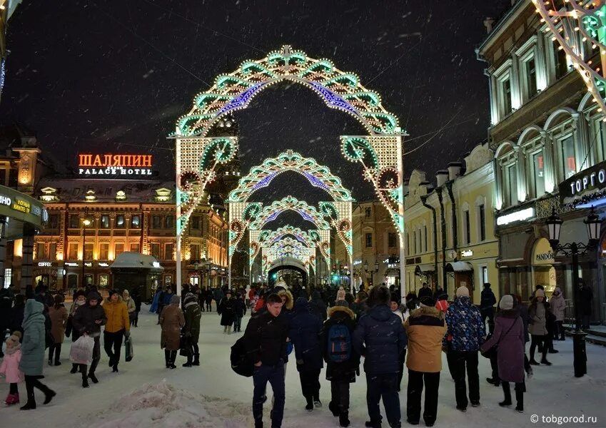 Дом на новый год казань. Ландшафтный дизайн новогодний казань. Казань кремлевская набережная сказочный городок 2020. Кремлёвская набережная дом деда мороза. Сказочный городок казань 2022.