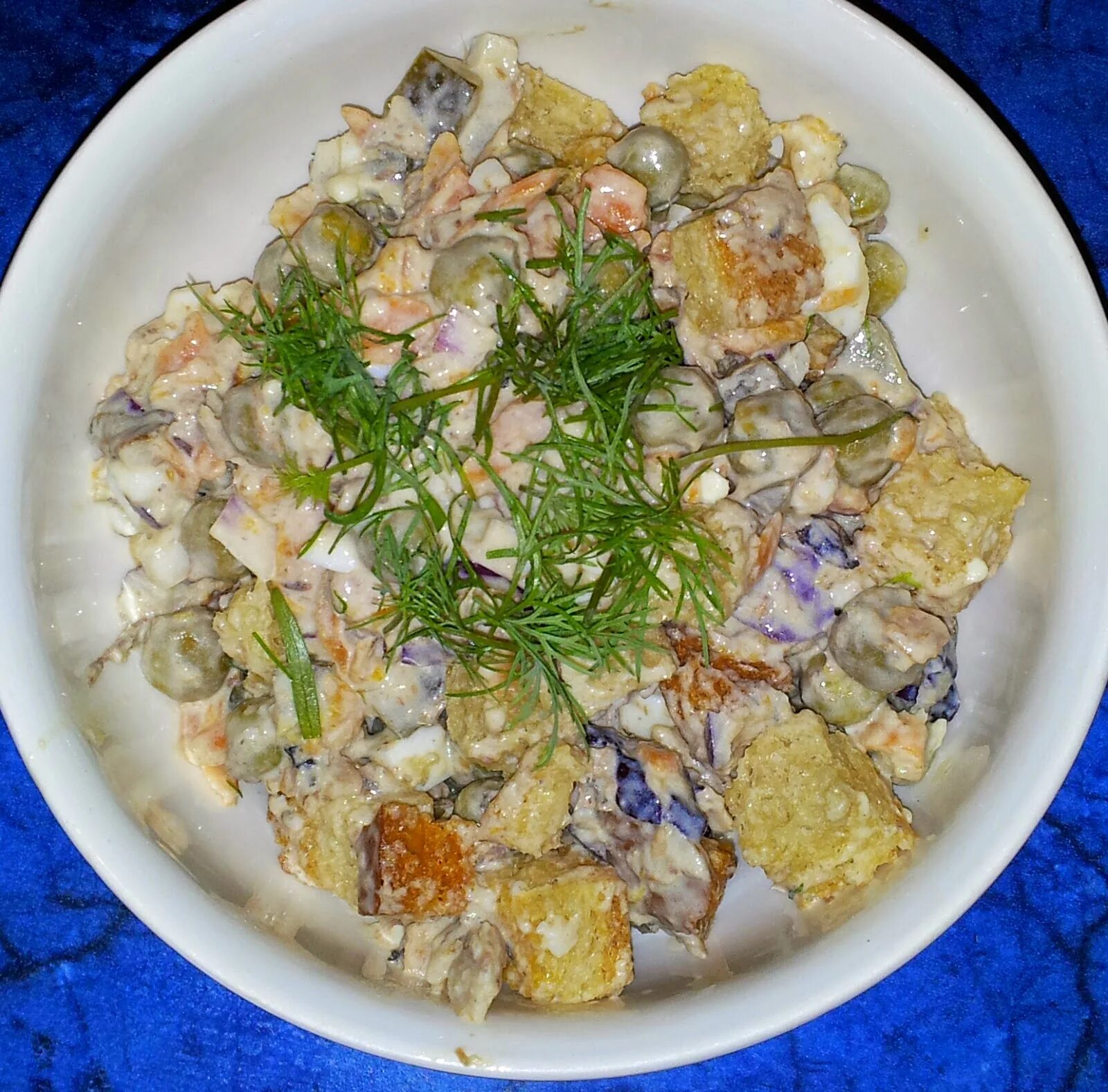 Салат со шпротами фасолью и плавленным. Салат со шпротами и сухариками. шпротный салат с сухариками. салат из шпрот. салат со шпротами и помидорами.