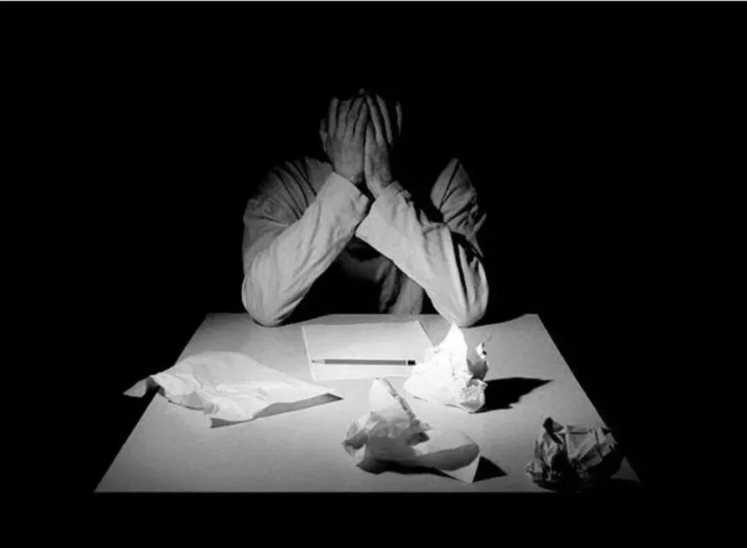 Пишет письмо. Письмо в дом престарелых. Размышления в одиночестве. Письма одиноких людей. Чтение в одиночестве.