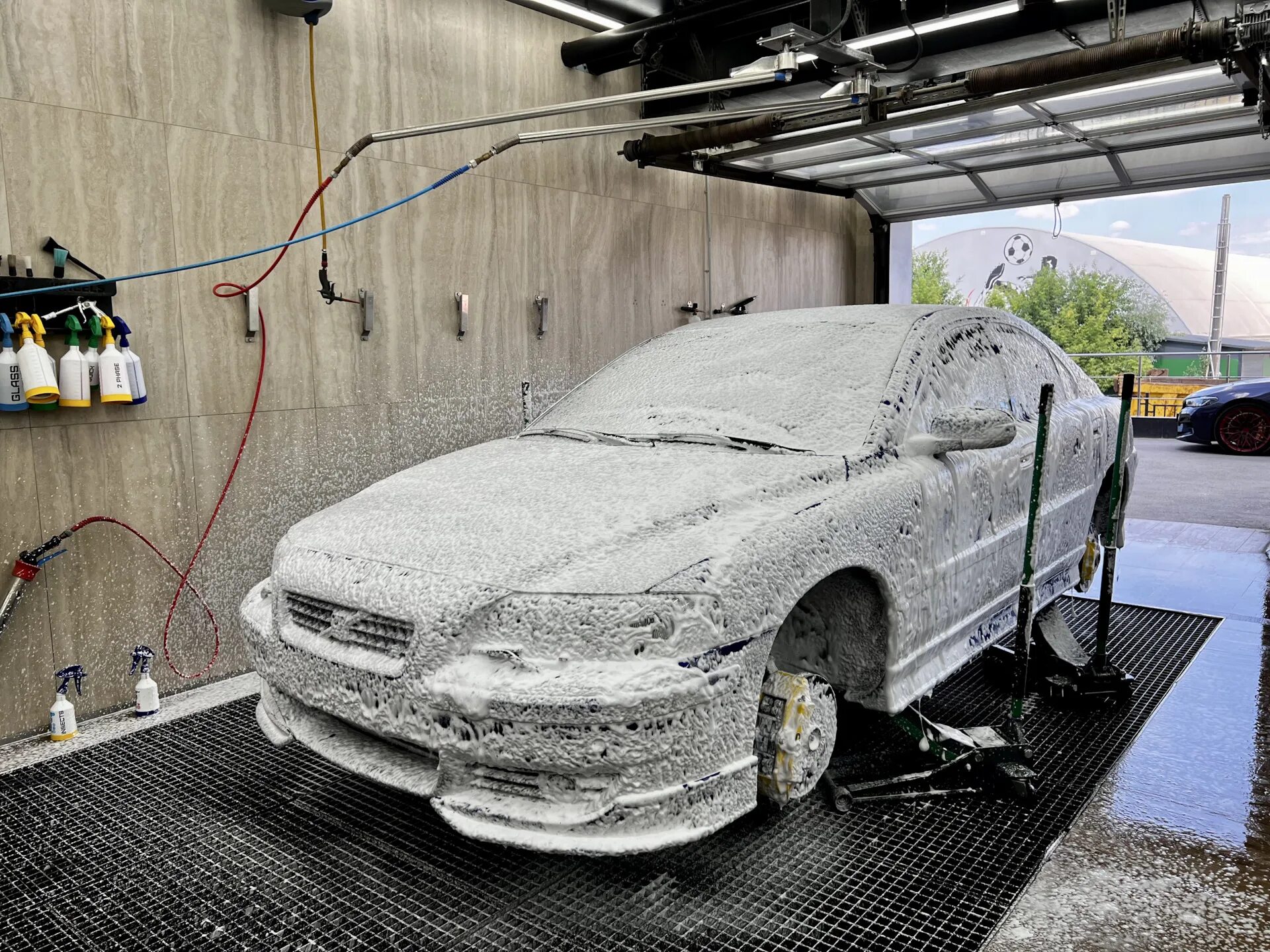 Мойка кузова. Детейлинг мойка авто. Мойка кузова. Автомобиль автомойка. Ручная мойка авто.