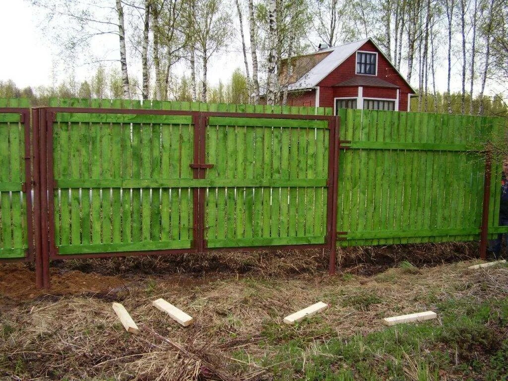 Построить забор на даче цена недорого. Забор на дачном участке. Заборы для дачных участков. Зеленый деревянный забор. Дешевый забор.