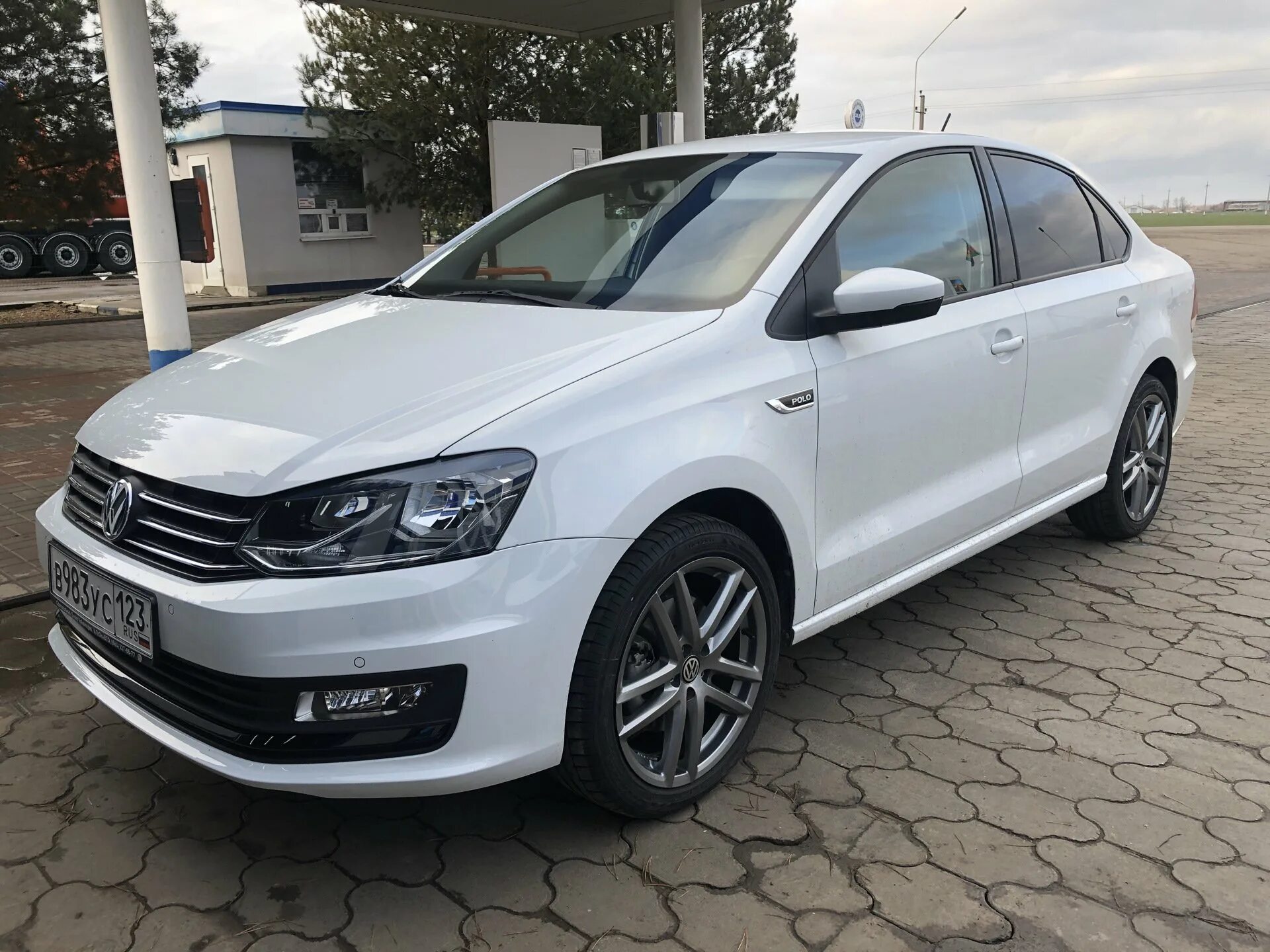 Фольксваген поло 2018 купить. Фольксваген поло r17. Volkswagen Polo sedan 2018. Фольксваген поло 17. VW Polo Liftback r17.