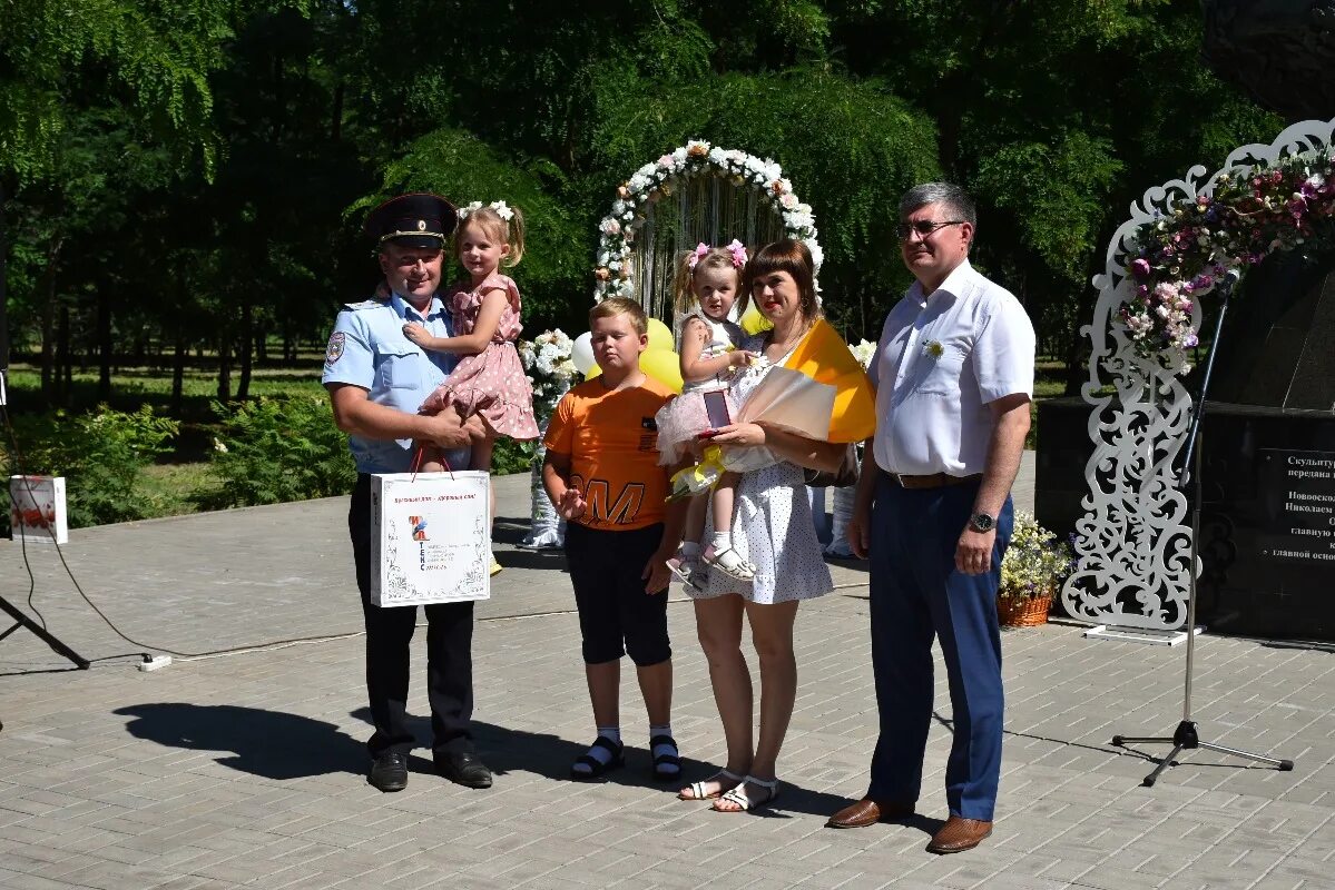 Год семьи белгородская область. Семья из Белгородской области. Парк семьи новый Оскол. Лучшая семья Белгородской области. Большая Белгородская семья.