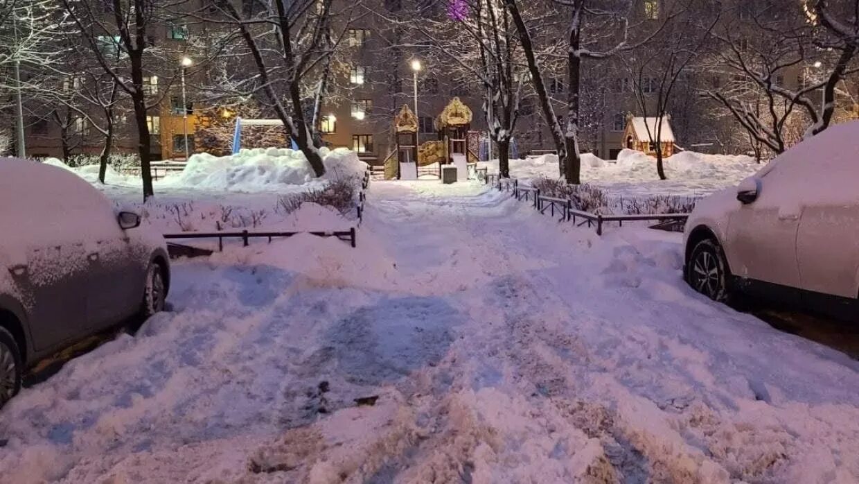 Снег в Петербурге циклон. Сильный снегопад. Куча снега на улицах в Питере. Питер засыпало машину снегом.