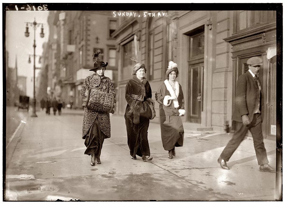 Старинные фотографии. Люди на улице 19 век. Люди на старинных улочках. Ретро люди. Видео начала 20 века