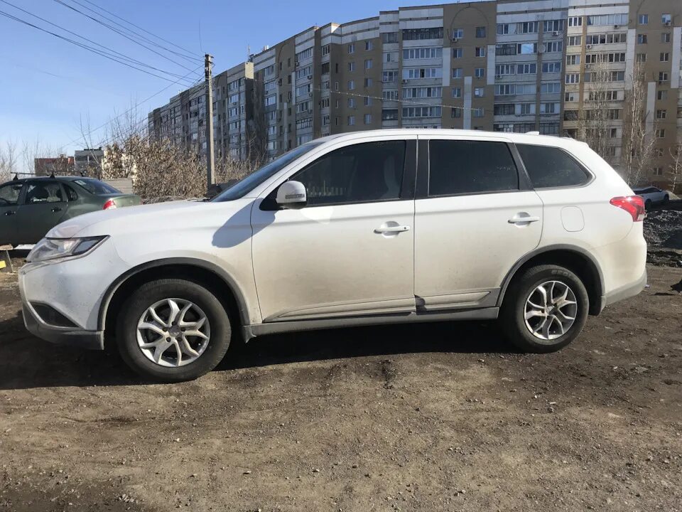 Летние шины мицубиси аутлендер. Резина на Митсубиси Аутлендер 3. Mitsubishi Outlander 2 на штампах. Mitsubishi Outlander, 2021 год шины. Летняя резина на Аутлендер.