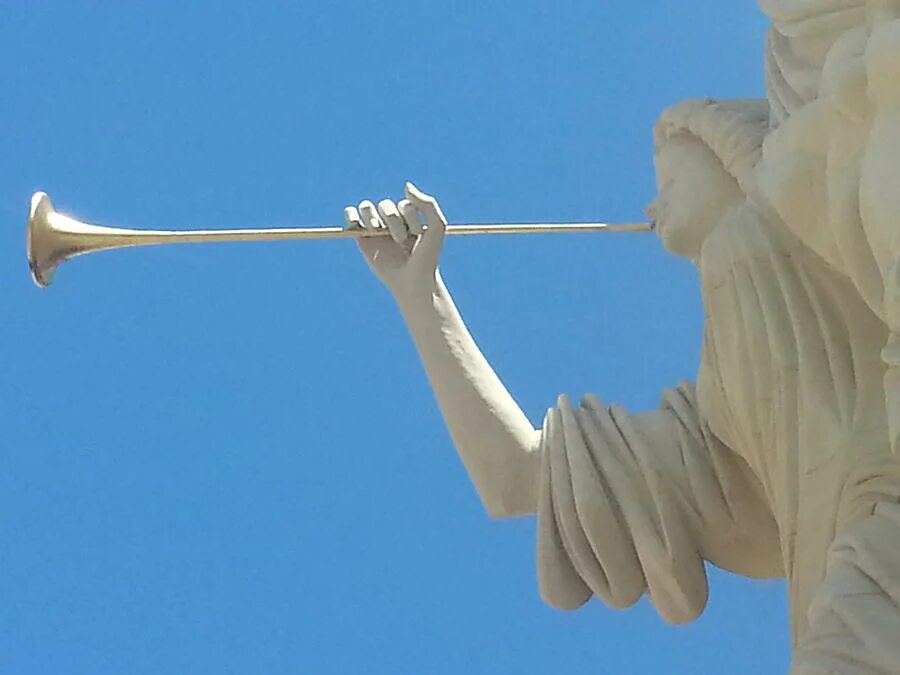 седьмой ангел. архангел михаил трубящий ангел. ангел вострубил апокалипсис. архангел гавриил трубит. элохим ангел.