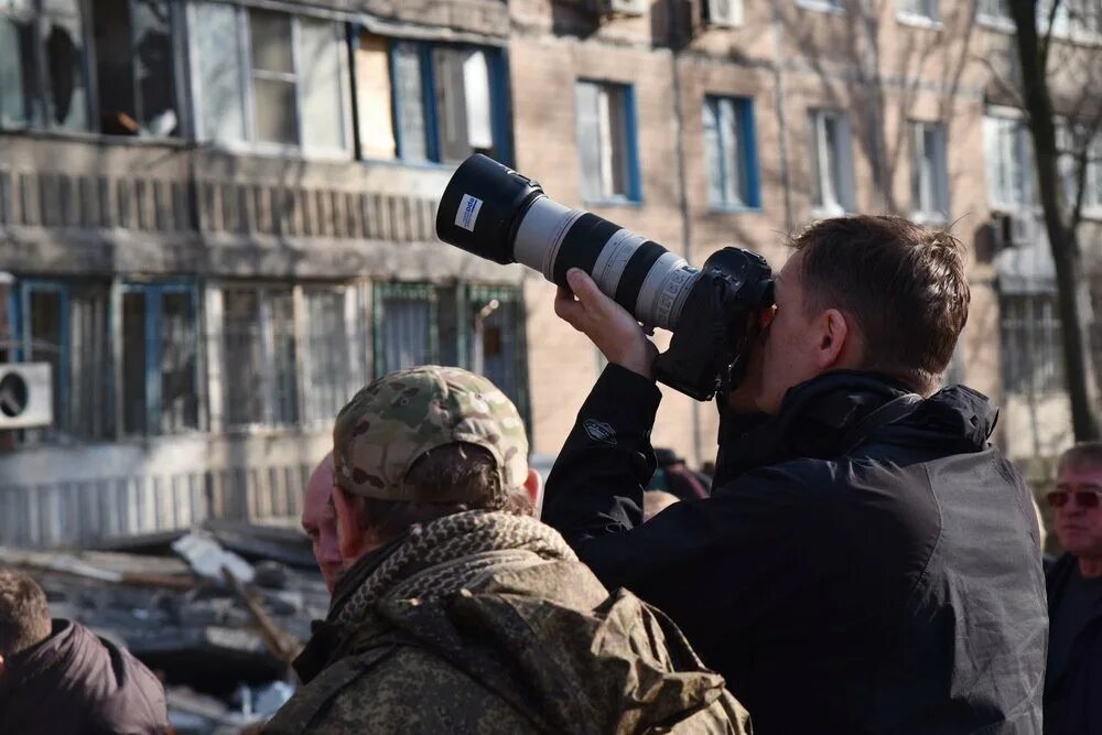 Последние новости украины сегодня видео на русском. Иностранные журналисты на Донбассе. Западные журналисты на Украине. СМИ Франции. Украинский журналист.