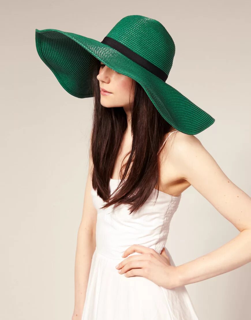 Мода 2023 женские шляпы шляпы. Шляпа с широкими полями. Широкополая шляпа женская. Девушка в шляпе. Девушка в большой шляпе