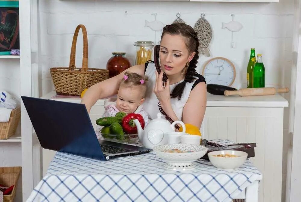 Домохозяйка с детьми. Кухня для детей. Мама с ребенком на кухне. Образ домохозяйки.