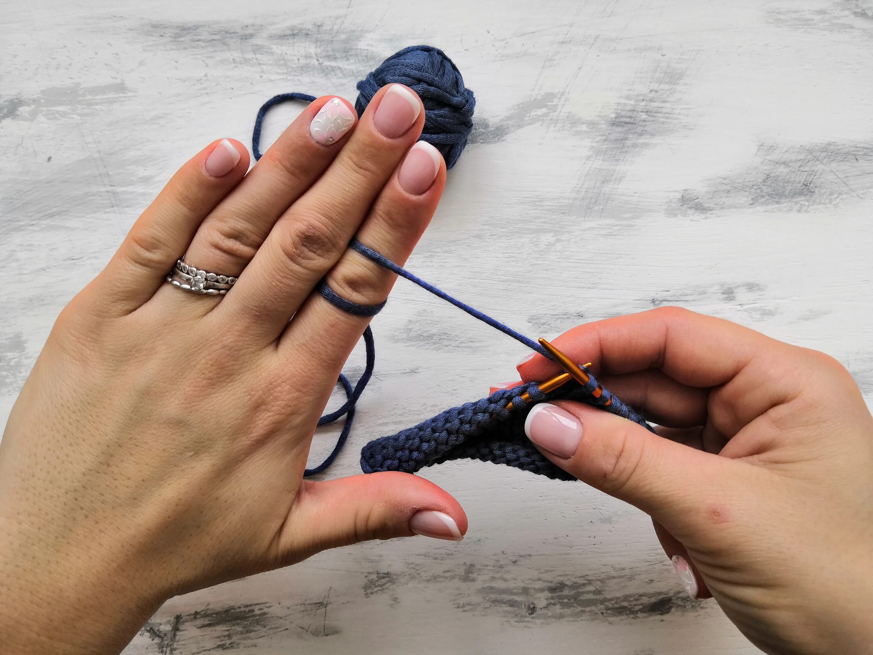 соединение нитей при вязании спицами. школа вязания. азы вязания крючком. вязание спицами новая нить. уроки вязания.