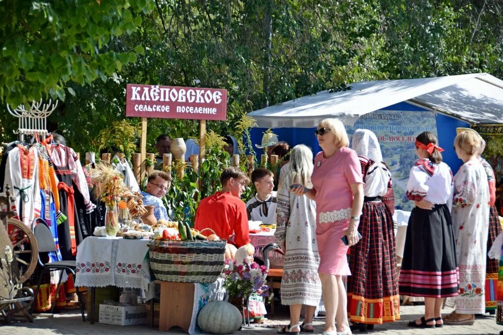 Погода на неделю в бутурлиновке воронежской области. Ярмарка ремесел. Народная ярмарка. Фестиваль национальных культур улица. Праздник сапога в Бутурлиновке.