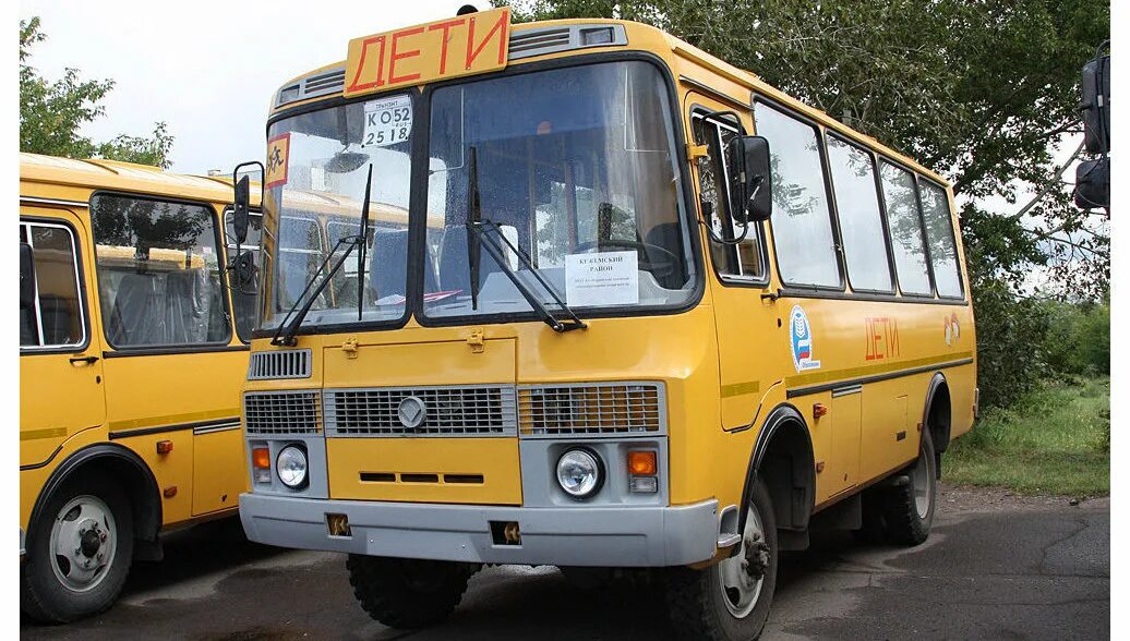 Автобусы старые дороги. Школьный автобус. Старый школьный автобус. Школьные автобусы в России. Школьный автобус ПАЗ.