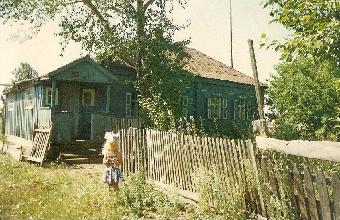 Советский дом в деревне. Советские Деревенские дома. Деревенская улица. Советский сельский дом. Старый домик в деревне.