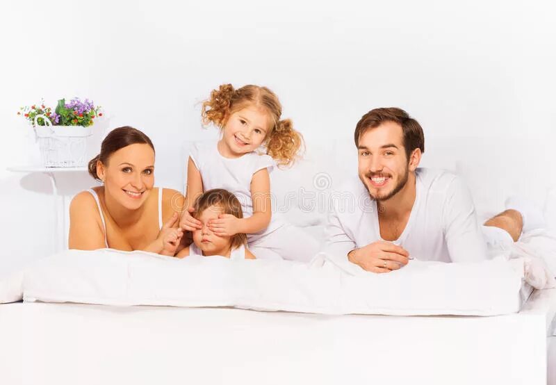 Щекотка семья. Курсы для будущих родителей. Номер мужа на ночь. Папа спальный. Ребенок в постели с родителями.