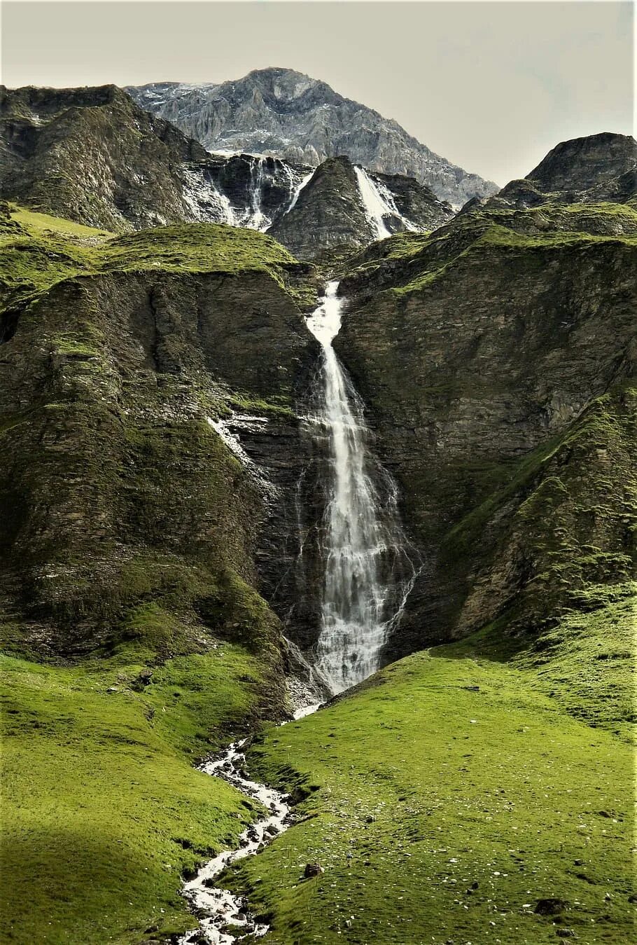 Альпийский водопад. Долина Лаутербруннен Швейцария. Лаутербруннен водопад. Кинзелюкский водопад. Долина 72 водопадов Лаутербруннен Швейцария.