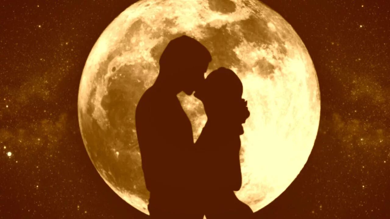 Мун любовь. Поцелуй под луной. Влюбленные на фоне Луны. Двое на фоне Луны. Силуэт на фоне Луны.