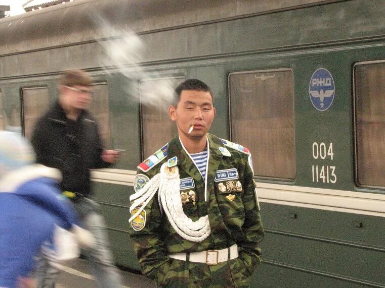 Дембеля в поезде. Дембель сына из армии. Поздравление с возвращением сына из армии маме. Дембеля идут домой. Дембеля идут домой.