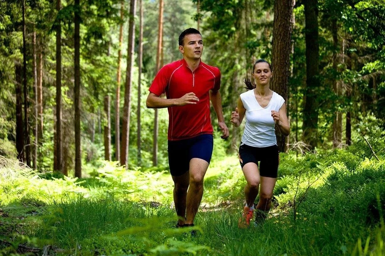 Спорт на природе. Занятие спортом. Занятие спортом на природе. Прогулка на природе.