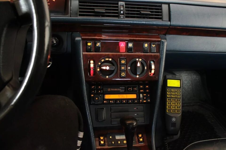 140 мерседес s600. 124 телефон. Сотовый телефон vertex m124. Флай дс 124. Штатный телефон в мерседес w220.