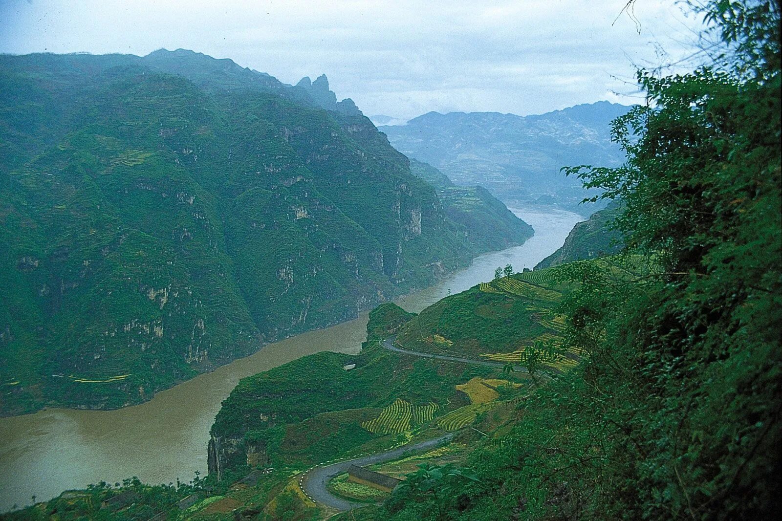 Asia river. Янцзы река Янцзы. Янцзы Чанцзян река. Евразия река Янцзы. Китай Долины рек Янцзы.