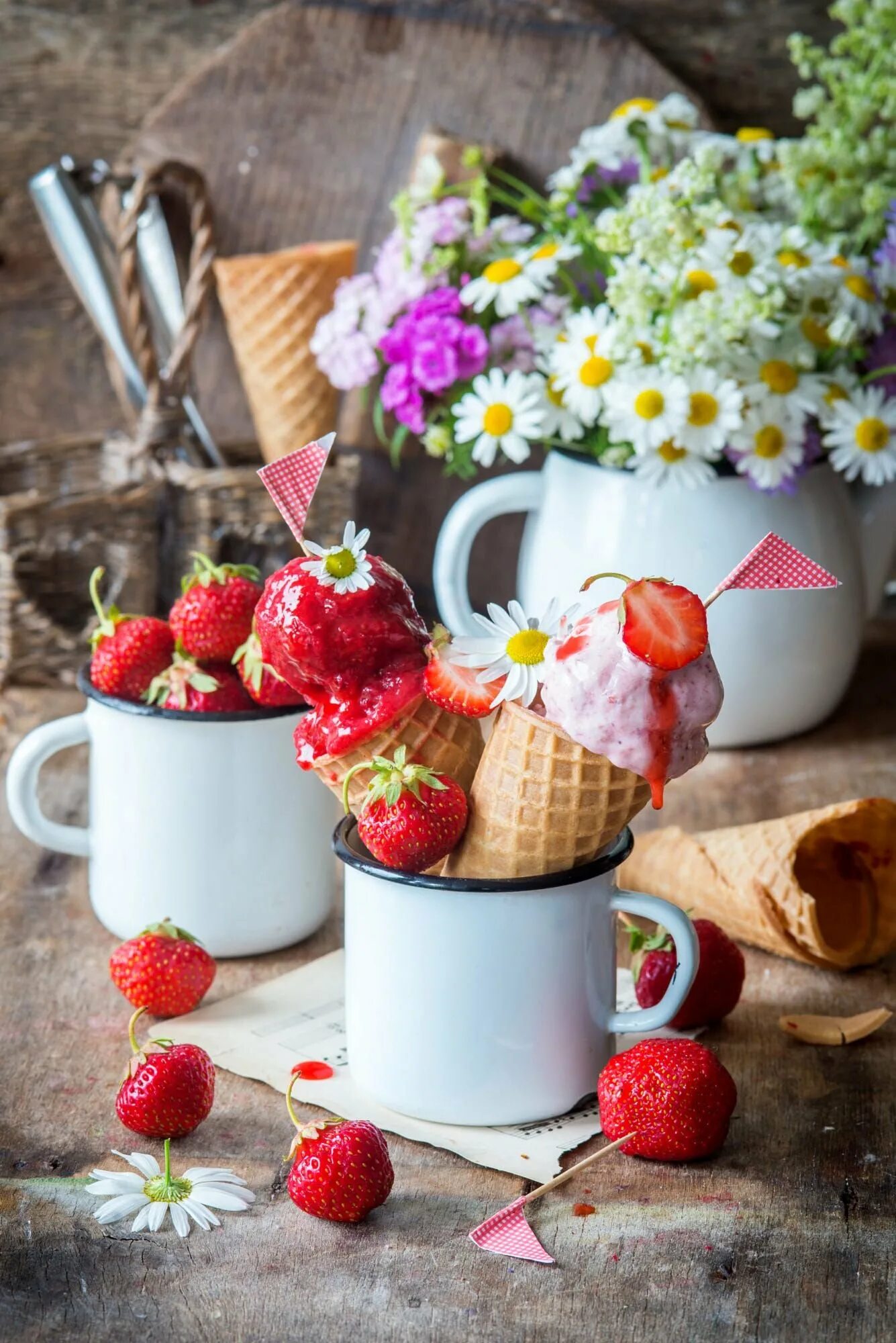 Клубничное утро. Лето ягоды цветы. Завтрак с цветами. Красочное летнее утро.