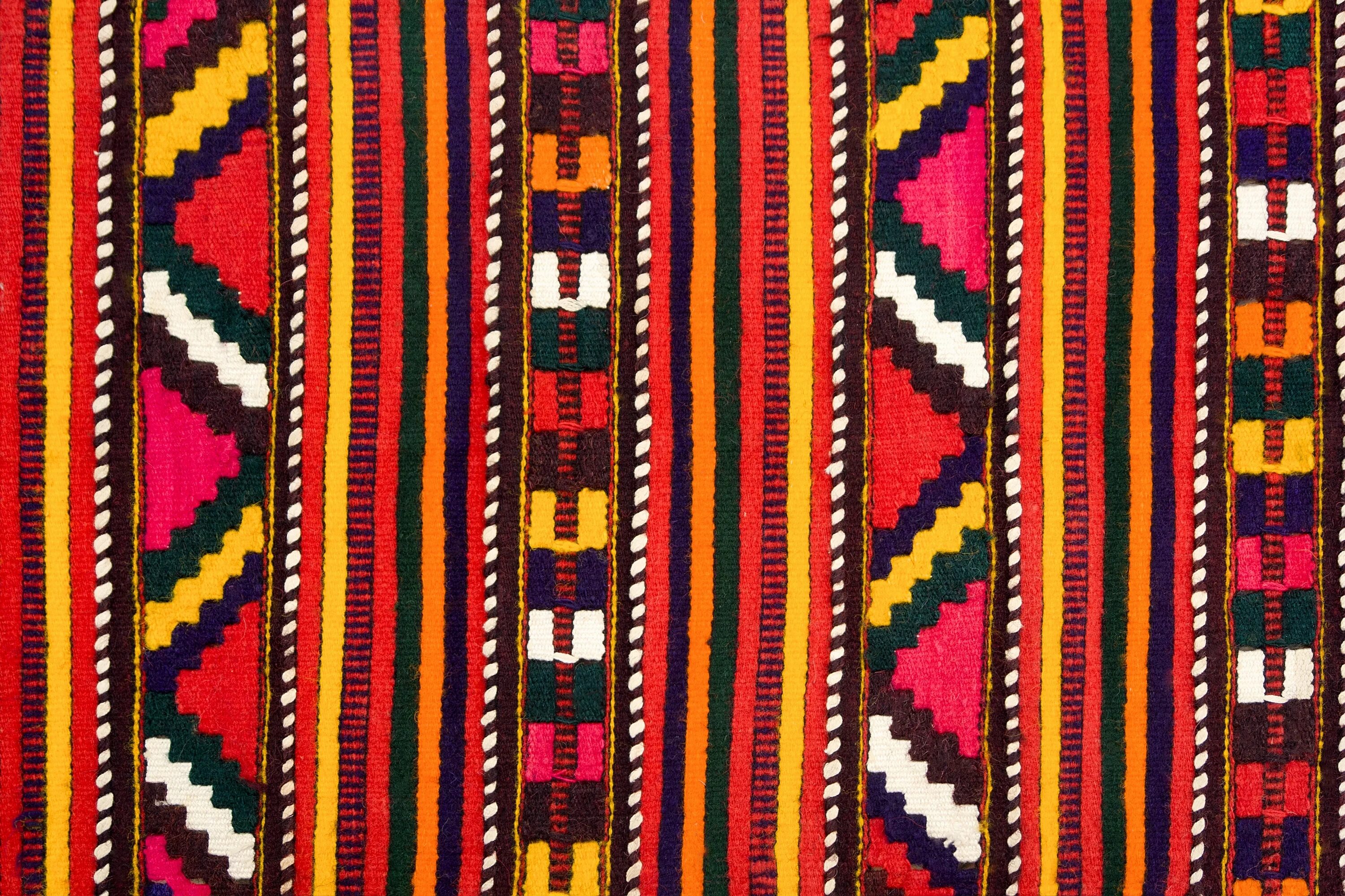 Пестрая ткань. Орнамент на ткани. Ткань с этническим орнаментом. Ковер в этническом стиле.