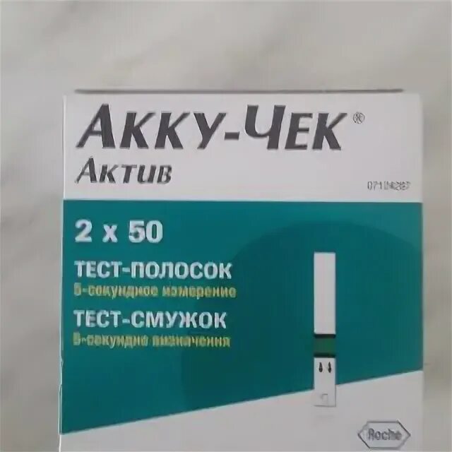 Акку чек актив тест полоски 100 штук. Батарейка для Акку чек Актив. Черный чип для Акку чек Актив. Акку чек Актив тест полоски срок годности где указан.