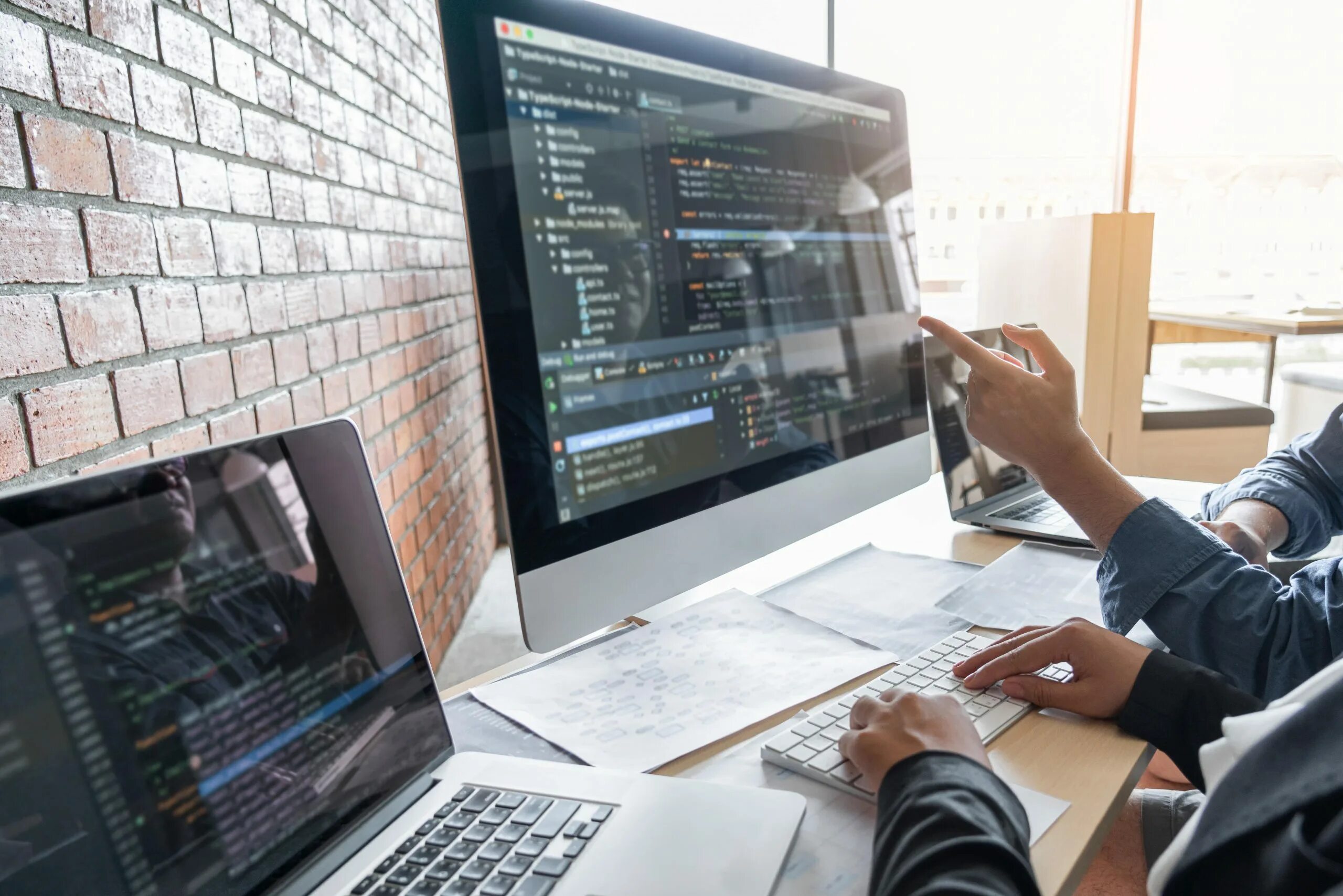 Современный пользователь интернета. Курсы логиста. Программист программирование. Команда разработчиков. Front-end программист.