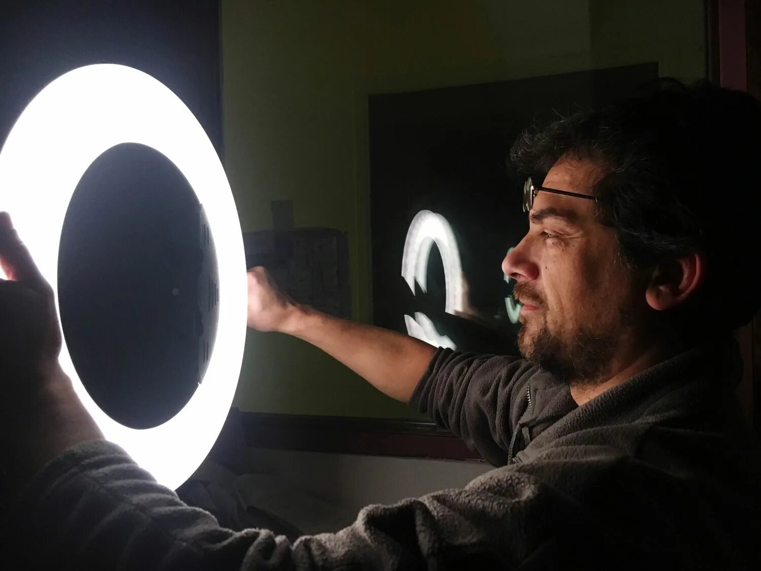 Светодиодная подсветка пола. Hue bulbs. Свет лампочки. Электрический светильник. Включи освещение больше.