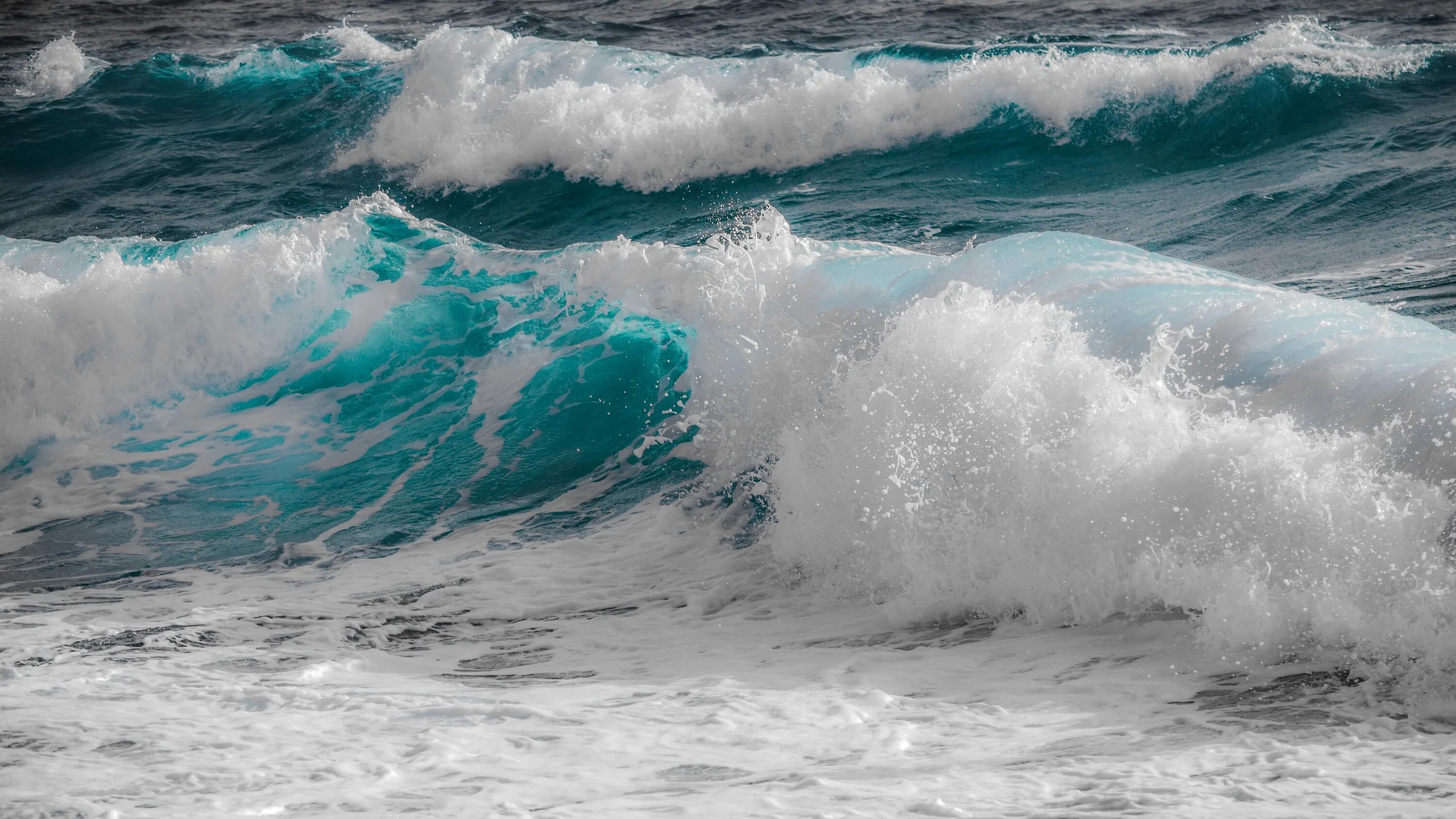 Любое море одна вода. Море, волны. Морская пена. Море волны вода. Волны с пеной.