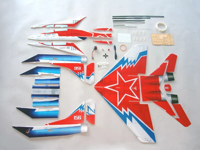 Набор для сборки самолета. Модели самолетов из бумаги. Модель истребителя из бумаги. Модель самолета из картона. Авиамодели из бумаги.