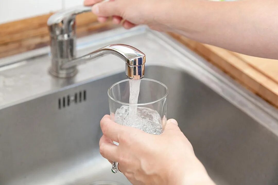 Вода из крана как называется. Вода из крана. кран с водой. вода питьевая водопроводная.