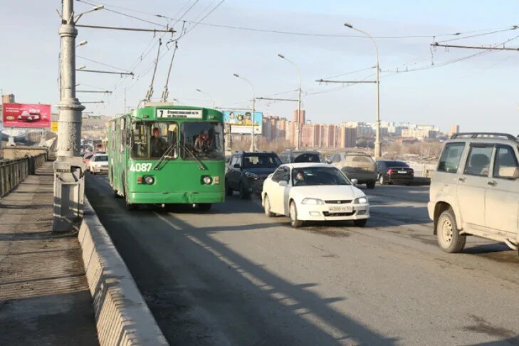 Троллейбус октябрьский. Октябрьский мост трамвай Новосиб. Октябрьский мост Новосибирск 2021. Транспорт Новосибирск. 46 Троллейбус маршрут.