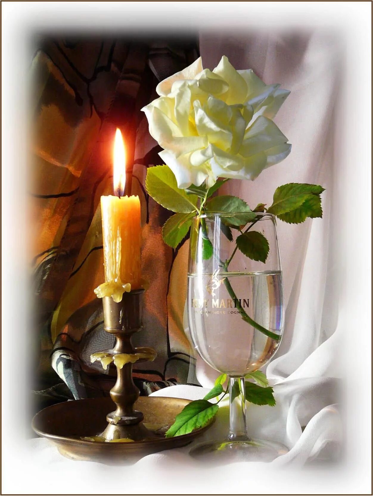 Красивая память. Поминальная свеча. Свечи и цветы. Поминальная свеча и цветы. Розы и свечи.