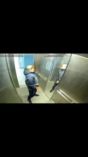 Маленький мальчик в лифте